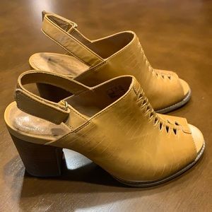 Clarks Artisan Tan Leather women’s shoes. Size 8M
